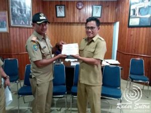 Bapedda Kendari Serahkan Hadiah Pemenang Adipura Kelurahan