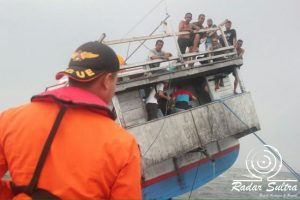 KM Tiga Putri 02 Kandas di Perairan Komponeone, Wakatobi