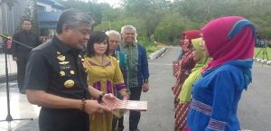 Gubernur Sultra Serahkan SK Pengalihan 6.575 Guru