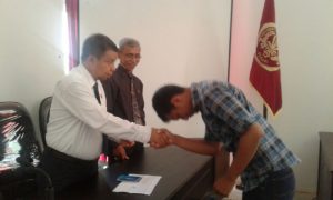 Rektor Unsultra Serahkan Beasiswa Bidik Misi