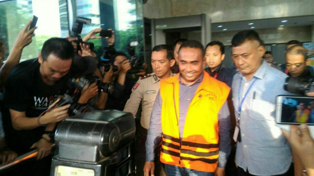 Penangkapan Bupati Buton Ditanggapi Beragam