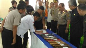 Kapolda dan Gubernur Menandatangani MoU Pengamanan Penyelenggaraan Pilkada Serentak 2017