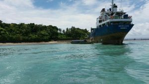 KM. Berlian Kandas di Pulau Kadatua
