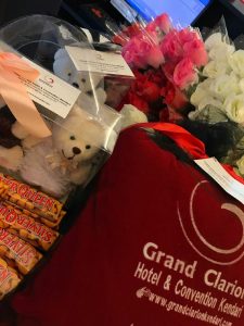 Sambut Malam Valentine’s, Grand Clarion Kendari Bagikan Coklat