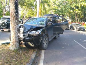 Mobil Tabrak Pohon di Jalan Menuju Bandara