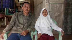 Meski Cacat,  Hariani Tetap Semangat Sekolah