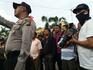 Ketua KPU Dilempar Aqua Gelas Oleh Massa