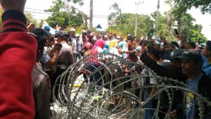 Nyaris Anarkis, Massa Memaksa Masuk Kantor KPU