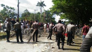 Massa Tetap Bertahan di Kantor KPU