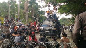 Pleno KPU Belum Usai, Massa Terus Maju Menembus Barikade Pengamanan