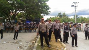 Massa Mulai Anarkis, Polisi Nyaris Tembakkan Gas Air Mata