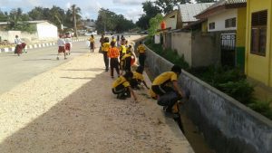 Peringati Hari Peduli SN,  SDN 9 Mandonga Pungut Sampah Dijalan