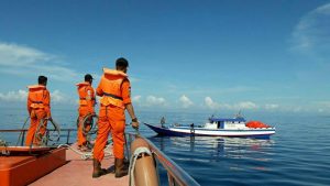 KM Putri Kembar Terombang- Ambing Diperairan Lamana