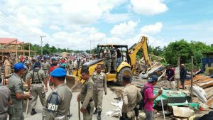 Satpol PP Kendari Bongkar Pasar Panjang dengan Alat Berat