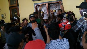 Bongkar Kotak Suara, Kantor KPU Kendari Disegel Pengunjukrasa
