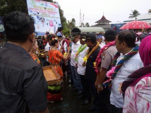Tak Peduli Hujan Bupati Wakatobi Tetap Hadiri Festival Kepulauan Besi