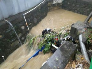 Hujan Lebat Guyur Kota Kendari, Motor Terseret Hingga Jatuh ke Got
