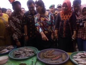 Kunjungan Menteri Susi di Wakatobi, ke Pasar Beli Ikan dan Kasuami