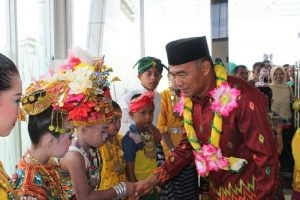 Ratusan Siswa Sambut Kedatangan Mendikbud RI