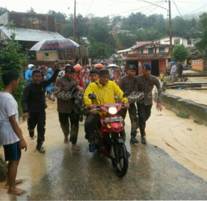Seorang Wanita Tewas Tertimpah Longsor Saat Sedang Tertidur di Rumahnya.