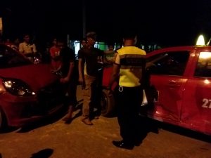 Mobil Pribadi Tabrak Taksi Depan Jalan Tanukila