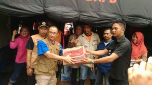 Peduli Korban Banjir, IJTI Sultra Gandeng IMIP Salurkan Bantuan Logistik Ke BPBD Sultra