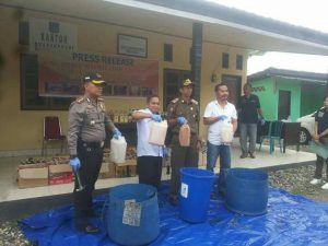 Jelang Ramadan Polres Kolut Musnakan Ratusan Botol Miras