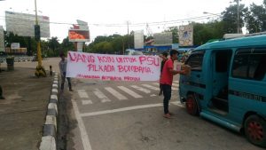 Mahasiswa Ngamen Untuk Sumbang Dana di Pilkada Bombana