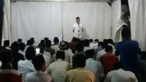 Hari Pertama Puasa, Nur Alam Salat Tarawih di Pelataran Tugu Religi
