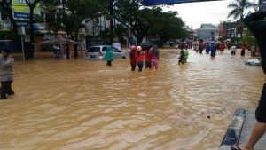 Kali Kadia Meluap, Puluhan Rumah Warga Lr. Segar dan Pusat Pertokoan Terendam Banjir
