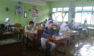 Siswa MA Ummushabri Laksanakan UAS dalam Kepungan Banjir