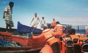 Basarnas Kendari Evakuasi Lima Orang Korban Logboat Mati Mesin di Perairan Wanci