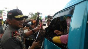 Santuni Pengguna Jalan, Polda Sultra Bagi-Bagi Takjil