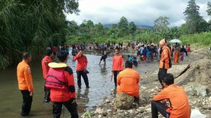 Dua Orang Bocah Kembar Hanyut di Sungai Lamekongga