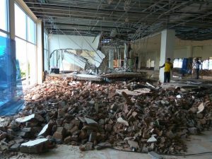 Lantai Dua Bandara Halu Oleo Roboh, Satu Orang Korban Tertimbun Reruntuhan