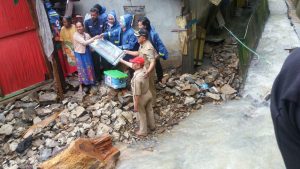 Rumah Warga Ambruk, PMI Sultra Berikan Bantuan di Kampung Salo