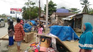 Ratusan Personil Satpol PP Tertibkan Lapak PKL di Pertigaan Kampus UHO