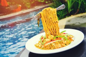 Wow, Santap Mie Terbang di Swiss Bell Kendari Terasa “Terbang”