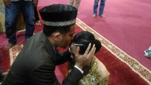 Mengharukan, Tahanan Kasus Narkoba Resmi Menikah di Masjid Polda Sultra
