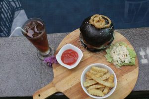 Sambut Kemerdekaan, Plaza Inn Kendari Tawarkan Menu Spesial Black Burger