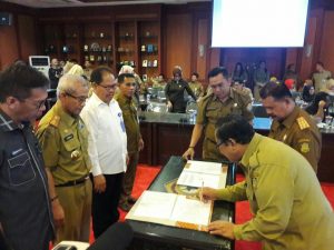 Sekda Prov. Sultra Serah Terima Tenaga Penyuluh PKB dan PLKB