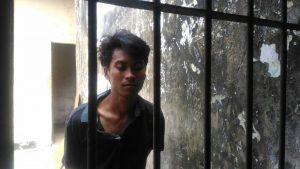 Waspada Menyimpan Tas dan Hp di Mobil, Pria Ini Nekat Pecahkan Kaca Mobil