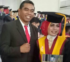 Istri Ketua Bawaslu Sultra Raih Predikat Doktor Terbaik UHO
