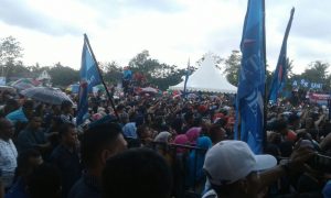 Puluhan Ribu Masyarakat Padati Lapangan Ranomeeto