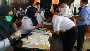 Cegah Kecelakaan Pesawat, Kepala UPBU Haluoleo Lakukan Tas Urine Dadakan