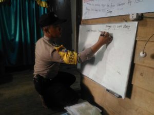 Bimbel Babhinkamtibmas Dari Bawah Pohon Hingga Rumah Pinjaman Warga