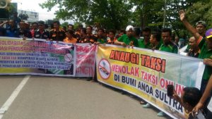 Penolakan GRAB Berlanjut, Ratusan Supir Ankot Turun ke Jalan