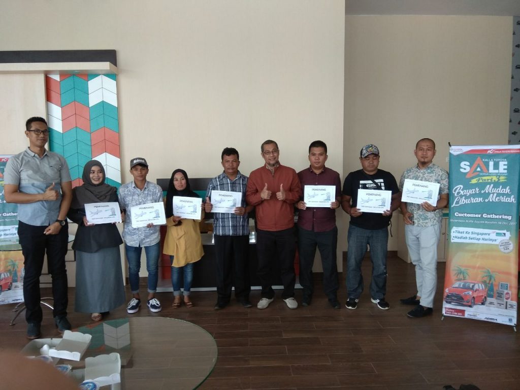 7 Customer Hadji Kalla Toyota Kendari Menangkan Undian Travel Ke Singapura
