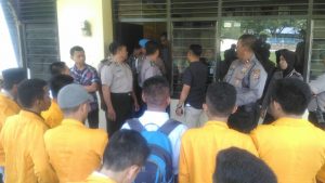 Tuntut Keadilan, Polsek Poasia Dikepung Mahasiswa UHO