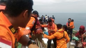 Basarnas Kendari Evakuasi Kapal Mati Mesin di Laut Saponda